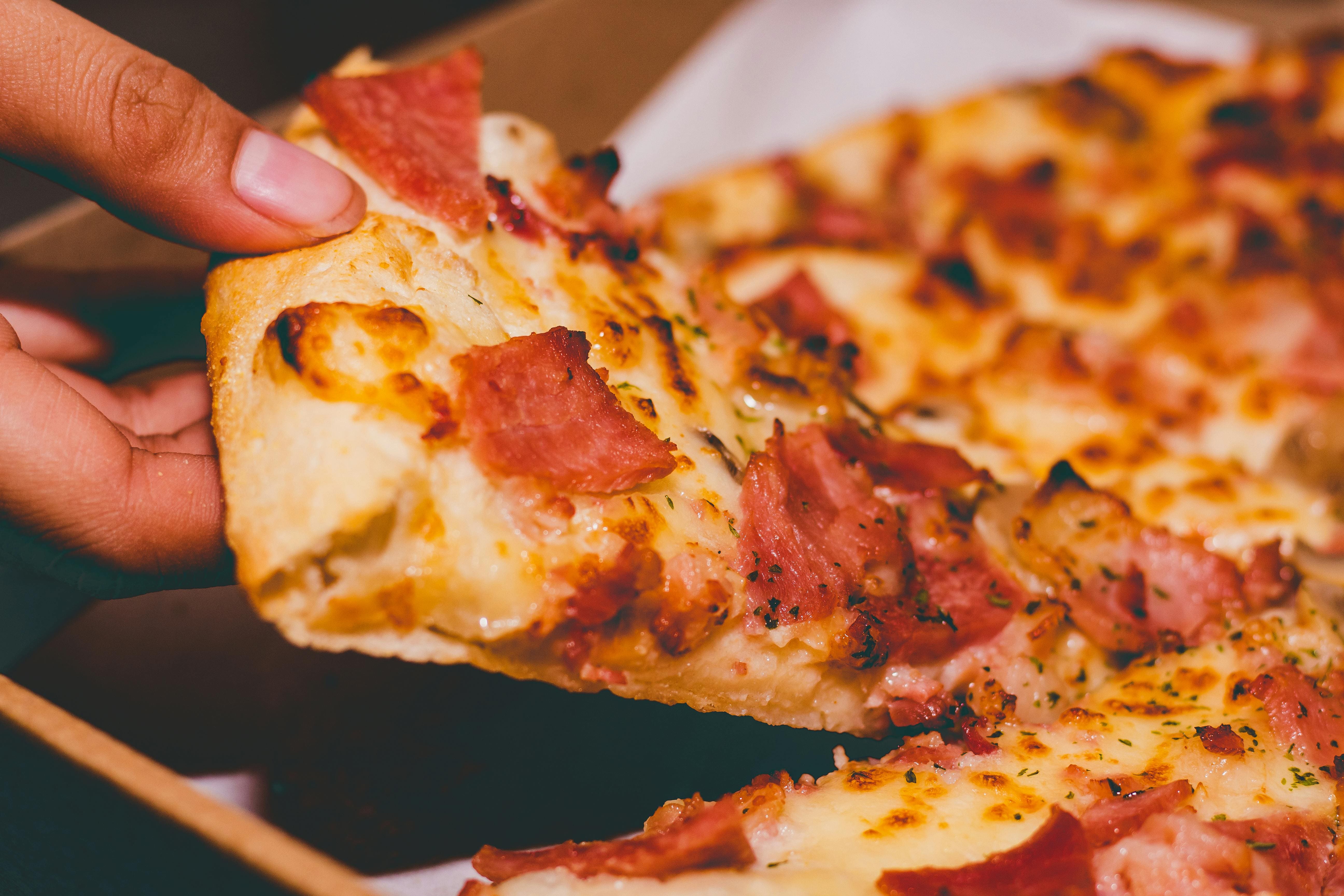 Pizza recién horneada con queso derretido y pepperoni