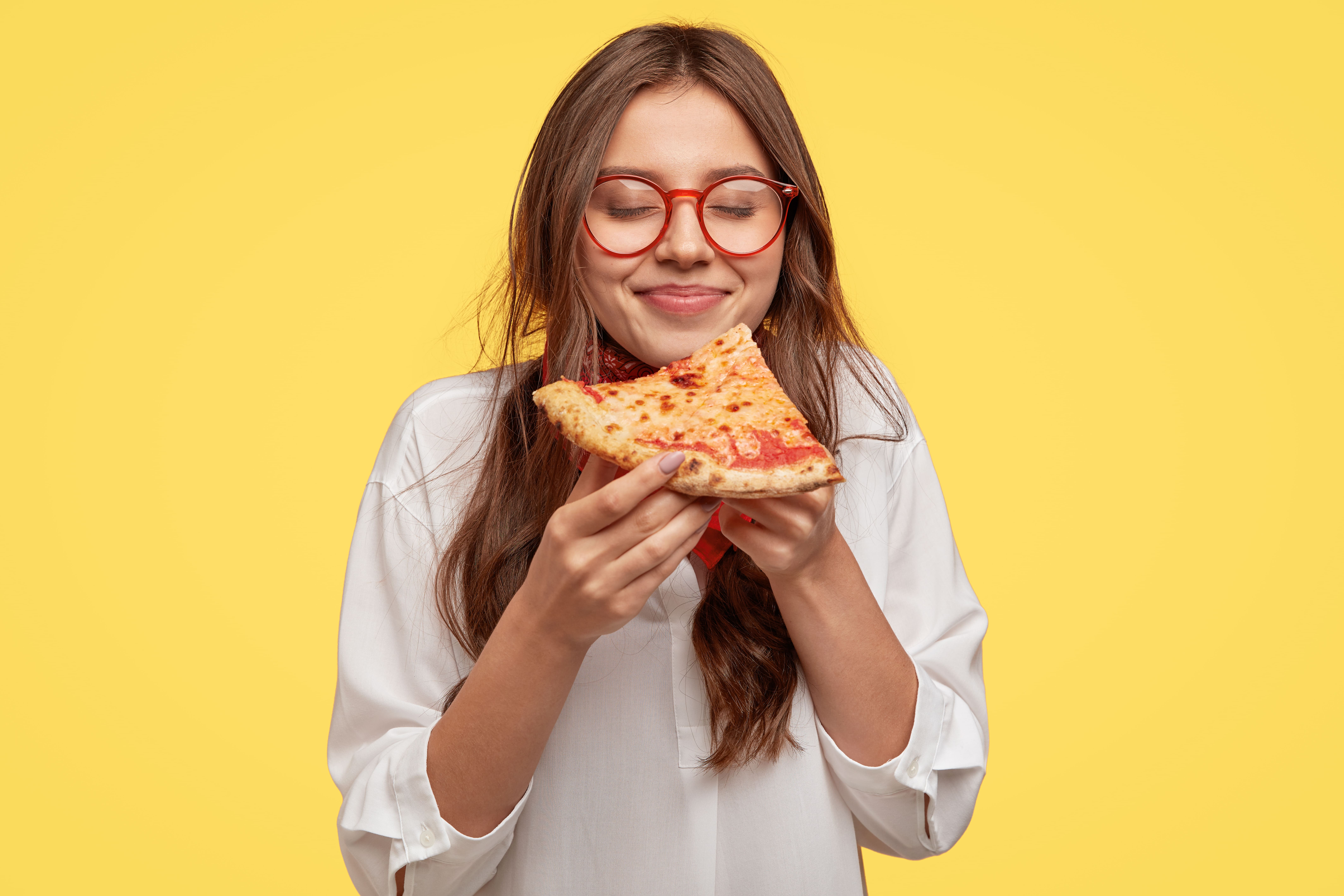 Chica disfrutando de una deliciosa pizza